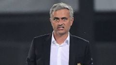 Los medios ingleses critican a Mourinho por la derrota ante el Feyenoord.