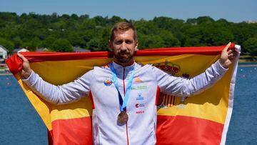 El piragüista español Carlos Arévalo posa tras conseguir la medalla de oro en K1 200, durante la última jornada del Campeonato del Mundo.