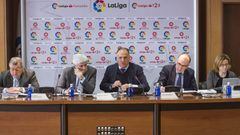 Javier Tebas, en el centro, durante la Asamblea General Extraordinaria de LaLiga que ha celebrado hoy en Madrid. 
