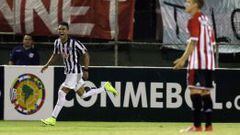 Santiago Trellez celebra el gol que le dio la punta del grupo a Libertad.