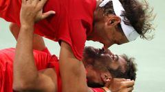 Rafael Nadal y Marc López celebran la victoria ante los canadienses Daniel Nestor y Vasek Pospisil durante la semifinal de dobles masculinos. Jugarán por el oro o la plata contra los rumanos Tecau y Mergea. 