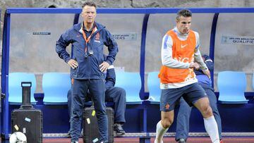 Van Gaal y Van Persie, durante un partido de la fase de clasificaci&oacute;n para el Mundial 2014.