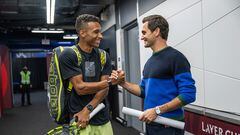 Roger Federer saluda a Felix Auger-Aliassime durante un entrenamiento en la Laver Cup.