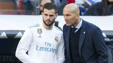 Zidane da instrucciones a Nacho.