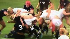 Una jugadora de rugby acaba semidesnuda en una mel&eacute;. Foto: Twitter
