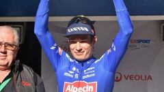 Jasper Philipsen, en el podio como ganador de la Paris-Bourges.