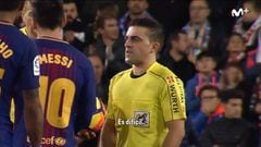 El &aacute;rbitro asistente, Ramos Ferreiros, le dice a Leo Messi (Barcelona) que era dif&iacute;cil ver el gol.