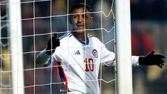 El jugador de la seleccion chilena, Alexis Sanchez, se lamenta tras desperdiciar una ocasión de gol contra República Dominicana.