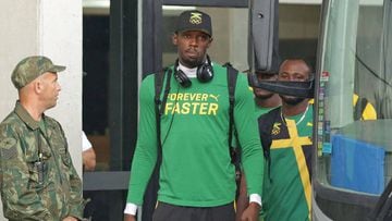 El atleta jamaicano Usain Bolt sale de su hotel en R&iacute;o de Janeiro para entrenar.