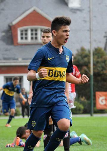 Hace unas semanas firmó su primer contrato profesional con Boca y el pasado fin de semana debutó en el primer equipo xeneize. La Sub 20 de Argentina lo está tentando.