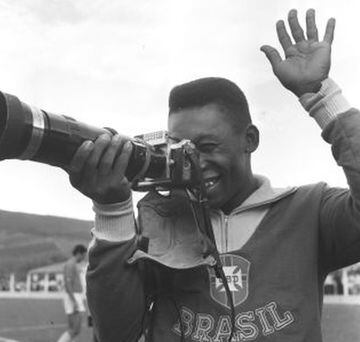 Pelé juega a ser fotógrafo en un entrenamiento del Mundial de 1962.