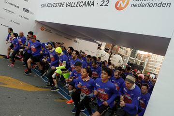 Varios corredores toman la salida en la San Silvestre Vallecana.
