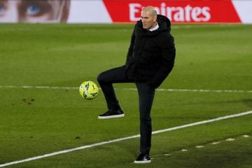 15 December 2020, Spain, Madrid: Real Madrid coach Zinedine Zidane in action during the Spanish La Liga soccer match between Real Madrid and Athletic Bilbao at Estadio Alfredo Di Stefano. Photo: Indira/DAX via ZUMA Wire/dpa  15/12/2020 ONLY FOR USE IN SPA