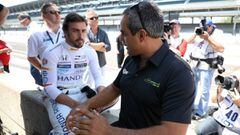 Alonso escucha los consejos de Juan Pablo Montoya.