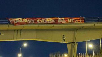 Mannequin with Vinicius's shirt hanging from a bridge in Madrid next to a banner: "Madrid hates Real".