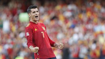 El jugador de la Selecci&oacute;n espa&ntilde;ola &Aacute;lvaro Morata celebra su gol contra Portugal en la Nations League. 