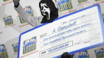 Ganó la lotería y fue por su premio con máscara de Scream