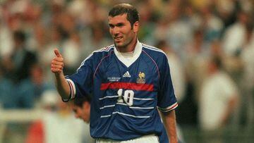 Un mago con la pelota, un líder en el mediocampo y uno de los mejores de la historia. Fue campeón del mundo con Francia y uno de los galácticos del Real Madrid. Zidane ganó el Balón de Oro en 1998.