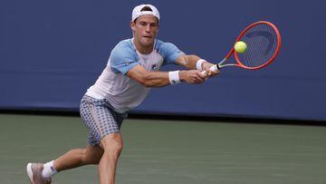 New York (United States), 30/08/2021.- Diego Schwartzman of Argentina hits a return to Ricardas Berankis of Lithuania during their match on the first day of the US Open Tennis Championships the USTA National Tennis Center in Flushing Meadows, New York, US