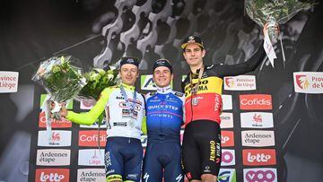 Los ciclistas belgas Quinten Hermans, Remco Evenepoel y Wout Van Aert posan en el podio de la Lieja-Basto&ntilde;a-Lieja 2022.
