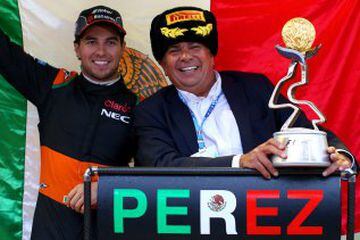 Sergio Perez y su padre, Antonio Perez con el premio por su tercera plaza.