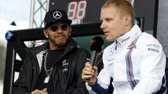 Lewis Hamilton con Valtteri Bottas en Australia.
