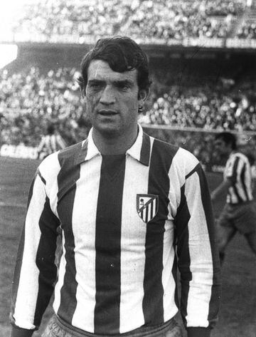 Durante un partido con el Atlético de Madrid en 1964 insulto al árbitro y fue sancionado con 6 partidos