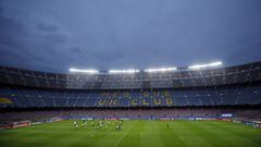 El Paris Saint-Germain se entrena en las instalaciones del Camp Nou, escenario del partido de hoy contra el Barcelona