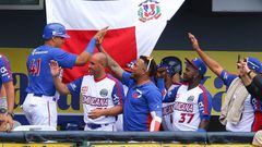 Jugadores de los Tigres de Licey festejan durante el partido contra los Indios de Mayagüez.