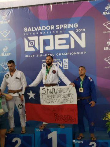 Luego de ganar el primer lugar en el Open de Salvador (Brasil), el deportista de jiu jitsu sacó esta emotiva bandera: “Sin justicia y dignidad, no hay normalidad. No a la impunidad”.

