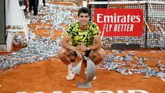 El tenista español Carlos Alcaraz posa con el trofeo de campeón del Mutua Madrid Open 2023.