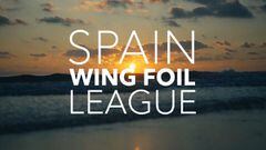 Letras en blanco de la Spain Wing Foil League sobre una puesta de sol en alg&uacute;n lugar de Espa&ntilde;a. 