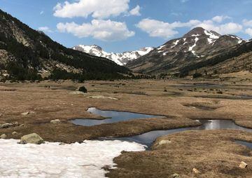 Si nos decidimos a acudir a Los Pirineos no podemos dejar de tener en cuenta El Carlit, uno de sus picos más emblemáticos. En su entorno descubriremos los doce lagos que nos conquistarán con su paisaje. Es una de las rutas más clásicas de la zona, empezan