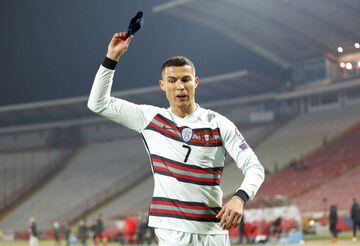 Imagen de Cristiano Ronaldo tirando el brazalete de capitán al suelo.