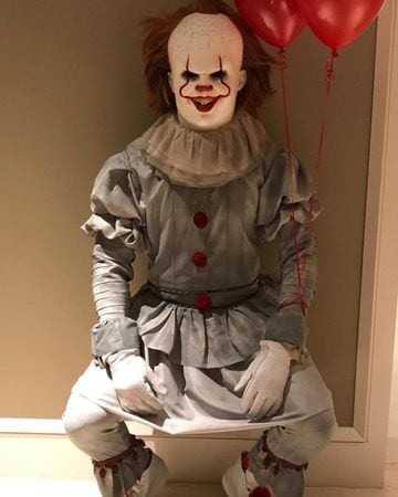 You won´t believe it but that guy dressed up as Pennywise ('It') is LeBron James.