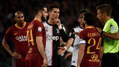 Cristiano Ronaldo hace un gesto a Florenzi ante la mirada de Konstantinos Manolas. 