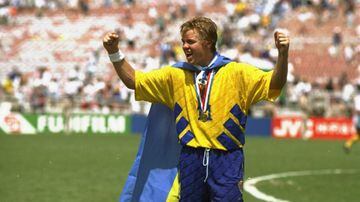 El futbolista sueco fue figura en el Mundial de Estados Unidos en 1994, donde su selección consiguió el tercer lugar con tres goles suyos. También formó parte de la plantilla que jugó en Italia 90 y anotó en una oportunidad. 
