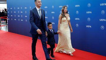 Keylor Navas con su mujer y su hijo en el photocall del Grimaldi Forum, en Mónaco, antes del sorteo.
