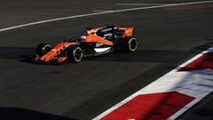 Fernando Alonso con el McLaren en Bak&uacute;.