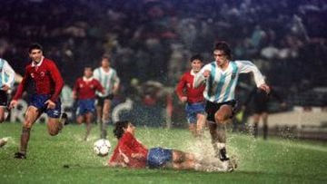 En la inundada cancha del estadio Nacional, Chile empató sin goles con Argentina. En la foto, Lizardo Garrido intenta frenar a Gabriel Batistuta. La albiceleste levantó la copa en 1991.