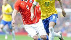 Mauricio Isla lucha la pelota con Neymar en la derrota de Chile.