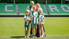 Robben posa con toda su familia. 