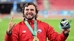 Chile's Lucas Nervi Schmidt poses with his gold medal after the men's discus throw final of the Pan American Games Santiago 2023 at the National Stadium in Santiago, on October 30, 2023. (Photo by RAUL ARBOLEDA / AFP)
