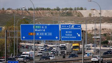 Atasco en la autovía A-3 a la altura de Rivas, a 31 de marzo de 2023, en Madrid (España). Hoy comienzan las vacaciones de Semana Santa en la que millones de ciudadanos abandonan sus lugares de residencia para desplazarse a otros puntos de España. Durante estos días la Dirección General de Tráfico (DGT) espera 16 millones de desplazamientos por las carreteras españolas hasta el próximo lunes 10 de abril, por lo que ha hecho un llamamiento a la prudencia en la conducción. Este mismo período de vacaciones en 2022 se saldó con 27 muertes. Para regular esos viajes, la DGT tiene diseñado un dispositivo que se pondrá en marcha a las tres de la tarde de hoy, Viernes de Dolores y concluirá el Lunes de Pascua, 10 de abril, festivo en Baleares, Cataluña, Comunidad Valenciana, La Rioja, Navarra y País Vasco.
31 MARZO 2023;MADRID;DGT;SEMANA SANTA;PIXELADA
Alejandro Martínez Vélez / Europa Press
31/03/2023