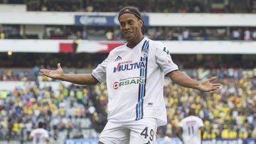 La llegada de Ronaldinho a Querétaro en 2014, conmocionó al medio de la Liga MX. 'Dinho' tuvo buenos momentos con Gallos Blancos como aquella tarde del Estadio Azteca donde fue ovacionado por los aficionados del América. 