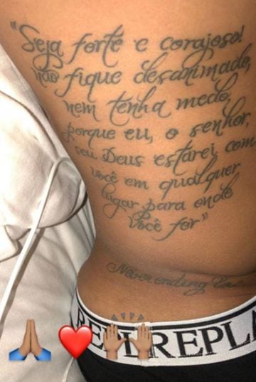 La frase motivacional y religiosa que se ha tatuado Neymar en su costado.