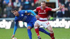 Ulloa y Adam Forshaw en el Middlesbrough contra el Leicester City. 