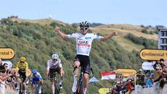 Tadej Pogacar celebra exultante su victoria en Le Markstein, meta de la 20ª y penúltima etapa del Tour de Francia, por delante de Felix Gall y Jonas Vingegaard.