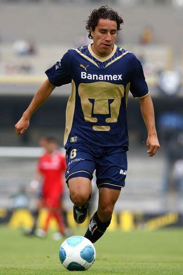 Debutó con los Pumas en 2008 donde permaneció hasta el 2010. Durante ese tiempo consiguió un título de Liga MX en el 2009. Tiempo después recayó en ‘El Nido’ tras un tiempo en Europa y alcanzó el campeonato frente el Cruz Azul en el 2013.