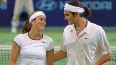 Mirka Vavrinec y Roger Federer, durante un partido en la Hopman Cup de 2002.